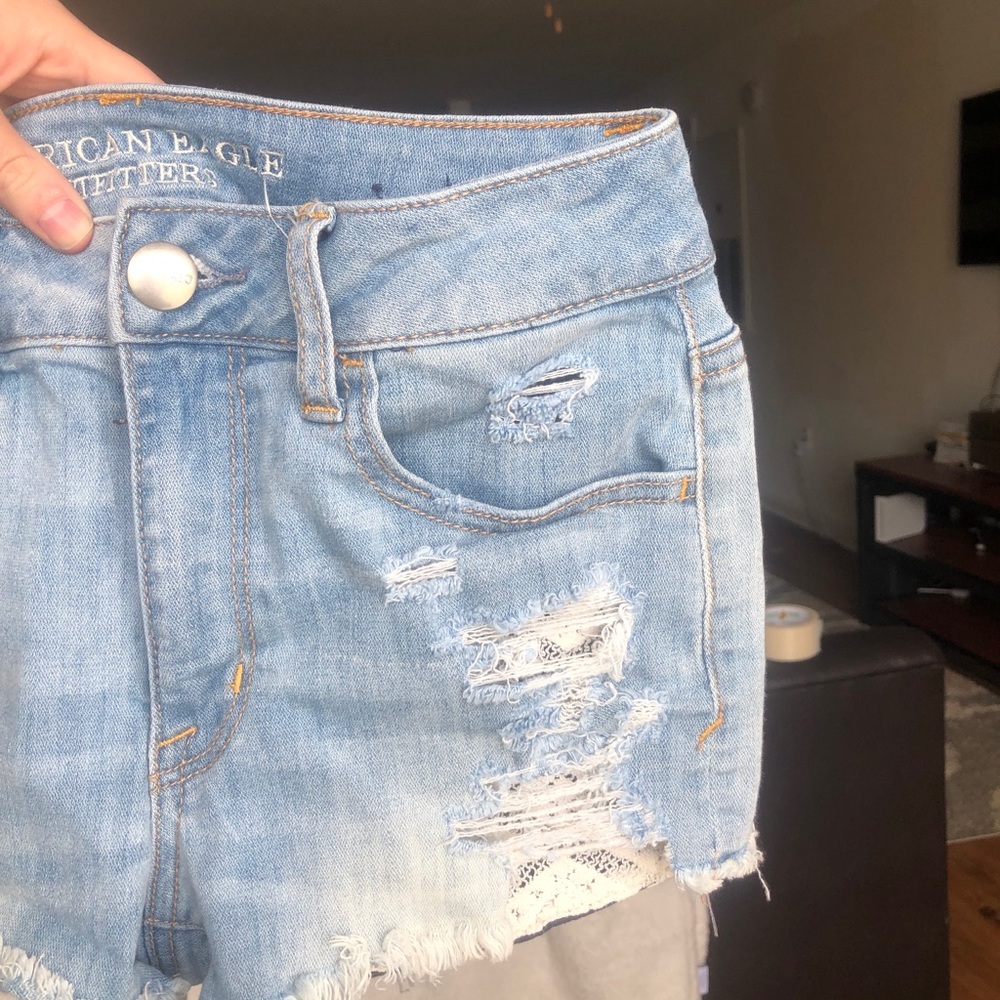 Light jean shorts with patterned pockets